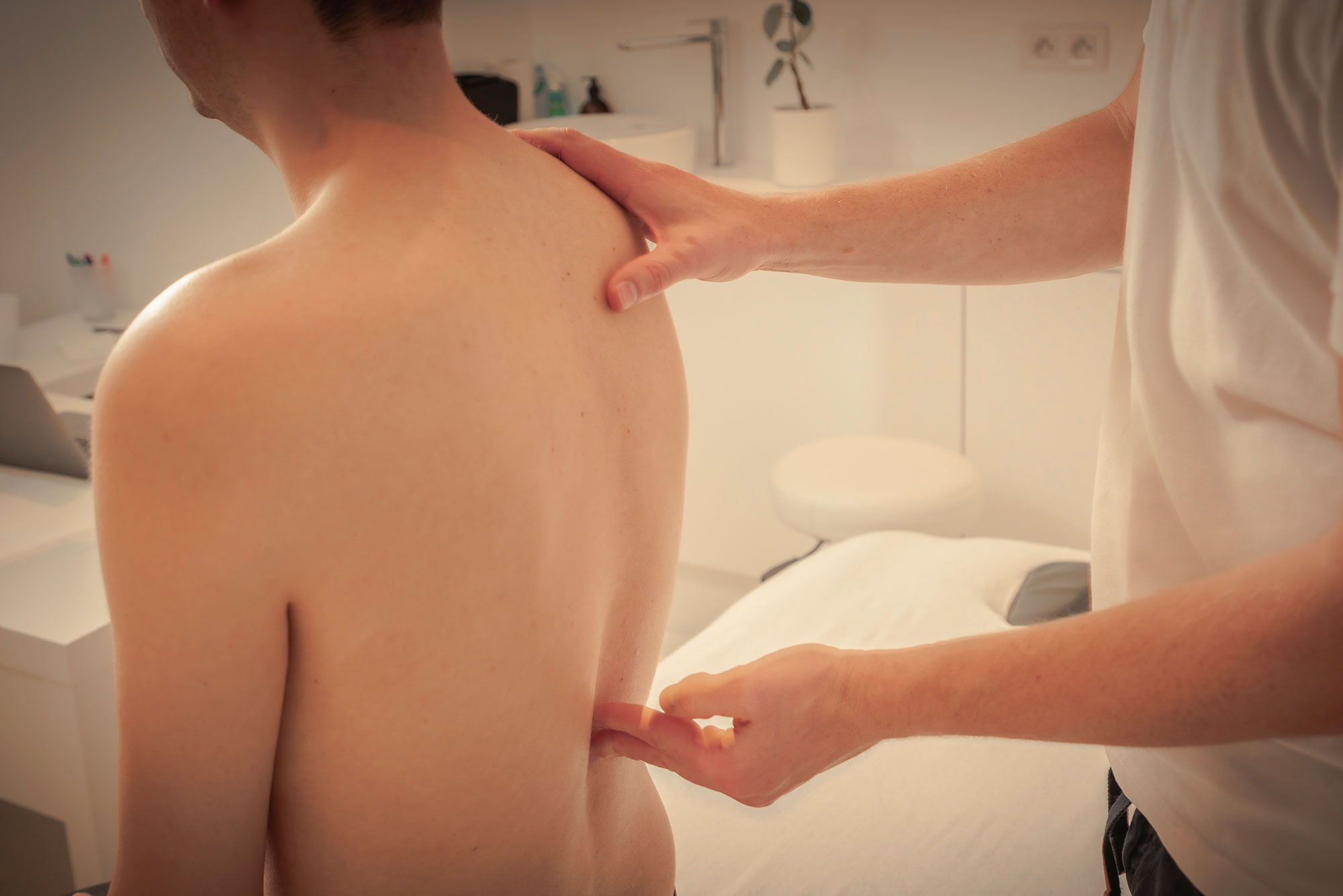 Patient bij Osteopaat Jeffrey Bursens. Pak de oorzaak van uw klacht aan door middel van een osteopatische behandeling. Regio Oedelem, Beernem, Maldegem.